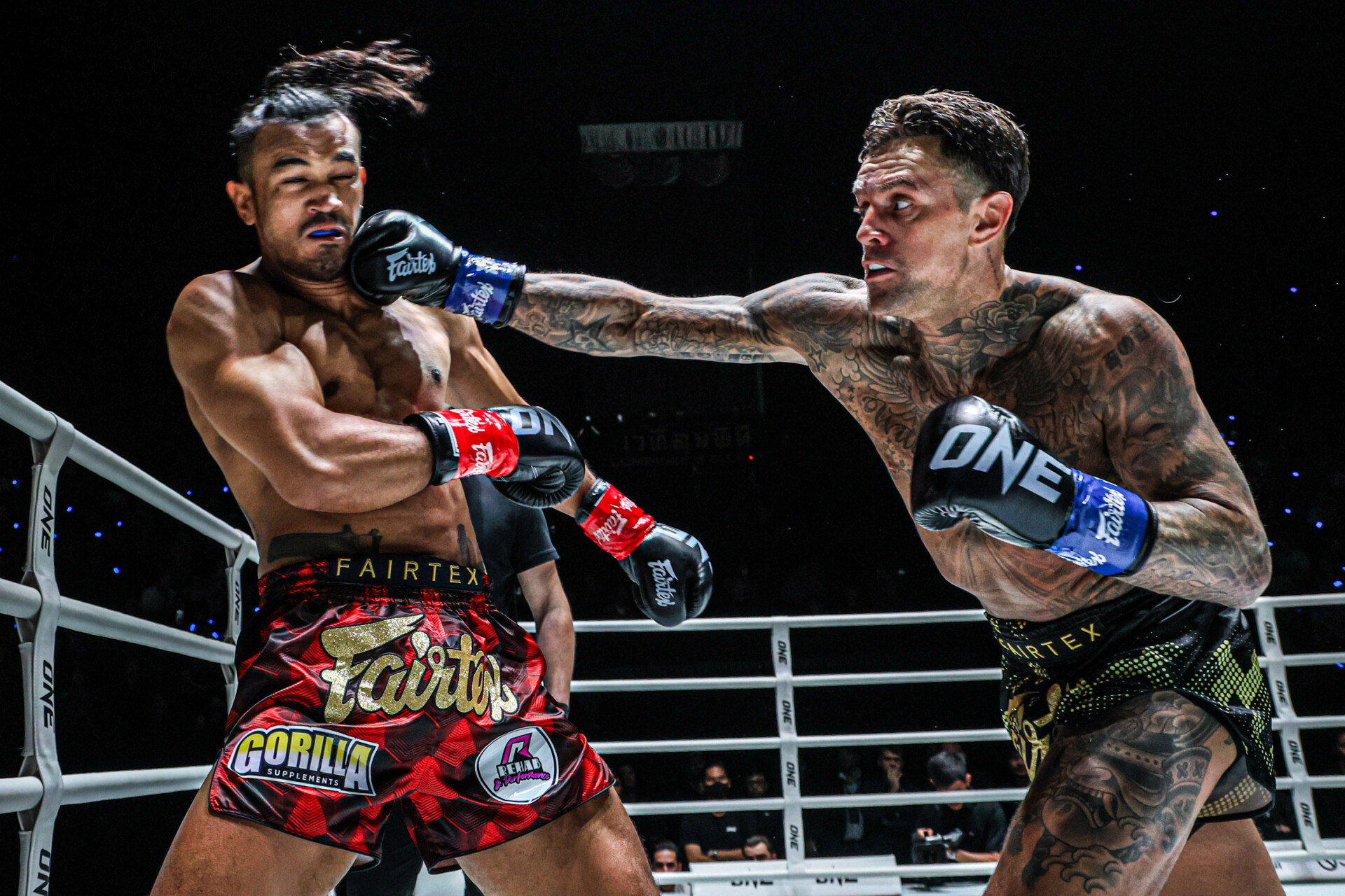 Nieky Holzken landt een stoot tijdens ONE Friday Fights