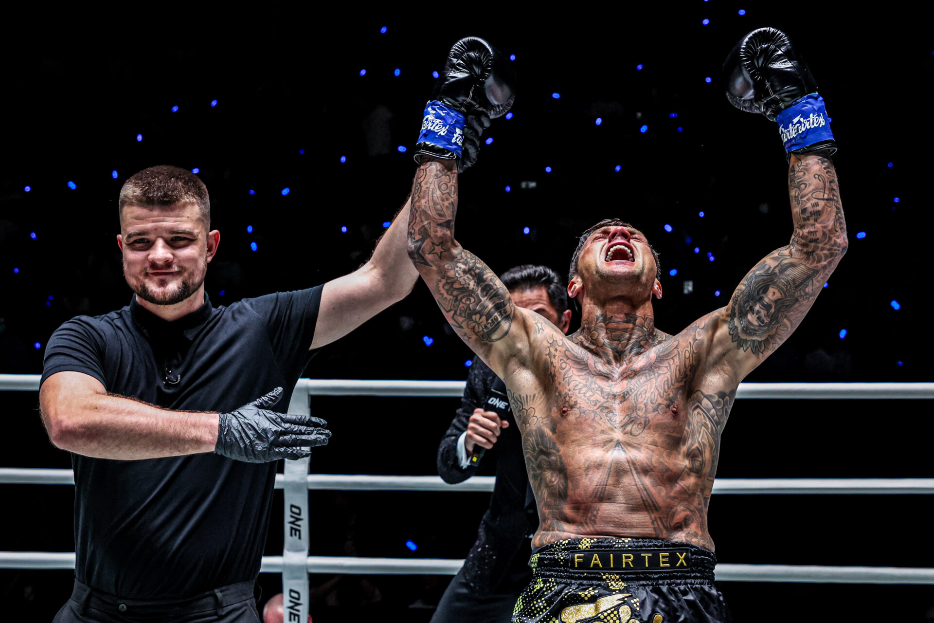 Nieky Holzken viert zijn overwinning