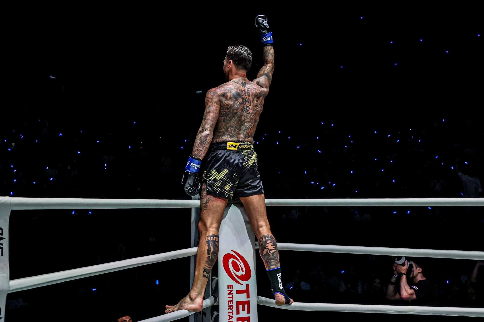 Nieky Holzken groet het publiek vanuit de ring