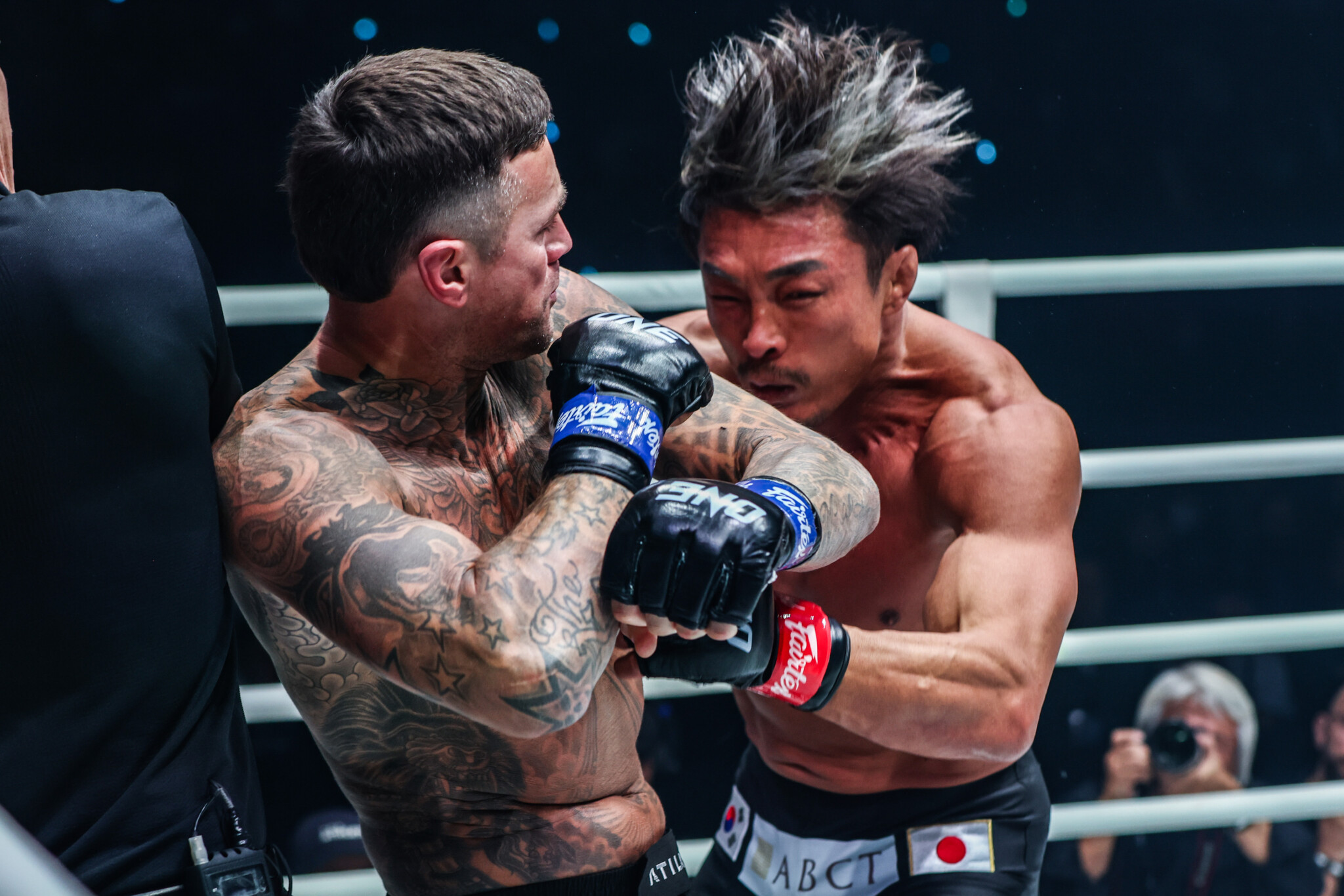 Nieky Holzken in actie tijdens ONE 165
