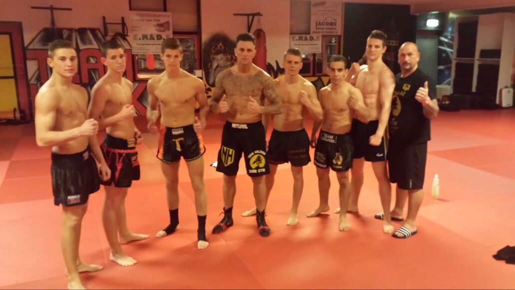 Vechters van Team Holzken samen in de gym