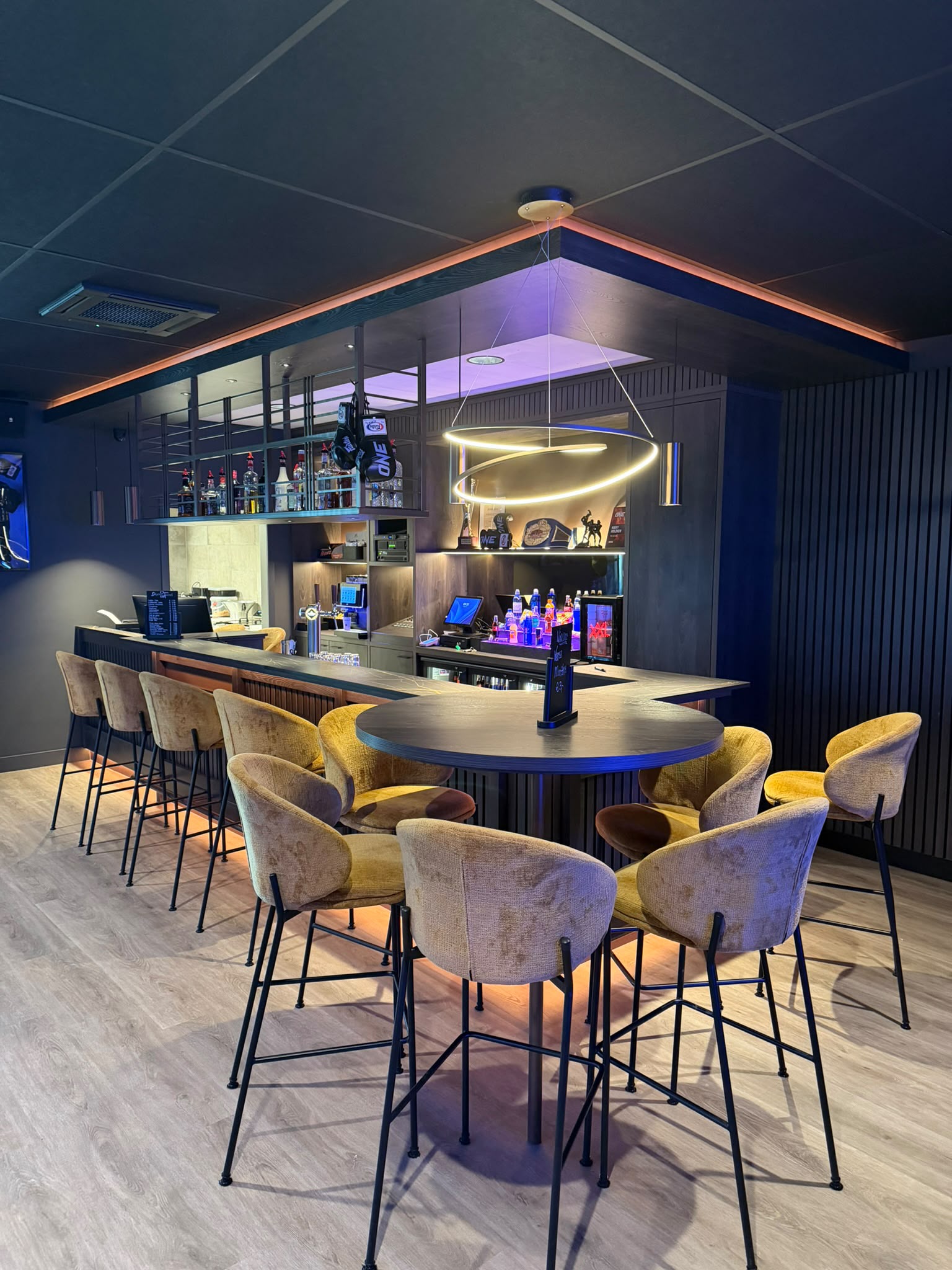 Zithoek in de Team Holzken-lounge