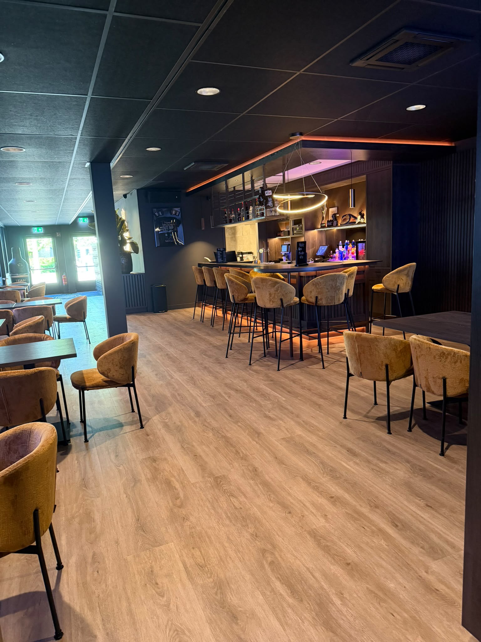 Overzicht van de Team Holzken-lounge en bar