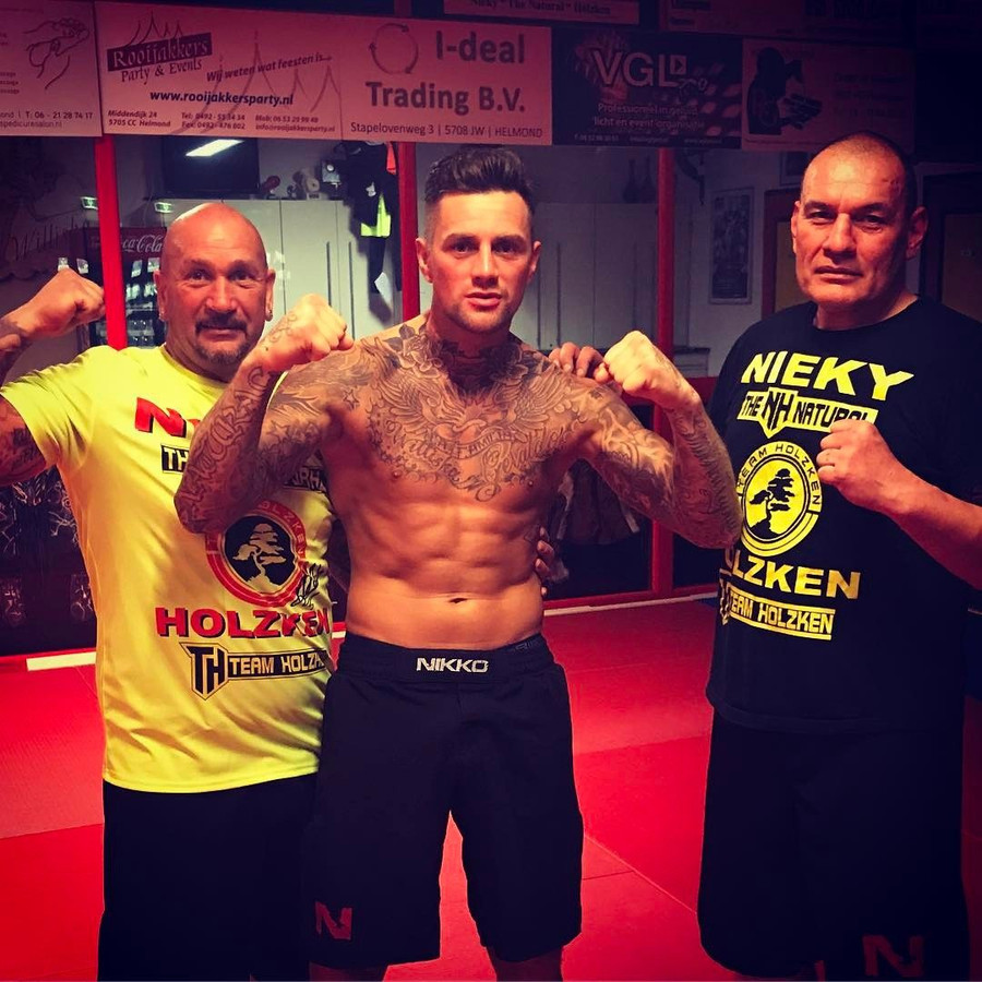 De trainers van Team Holzken samen in de gym
